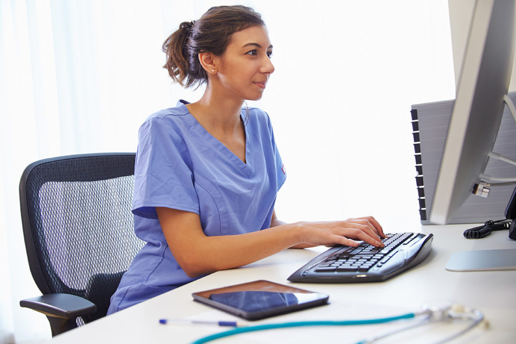Ärztin arbeitet an computer