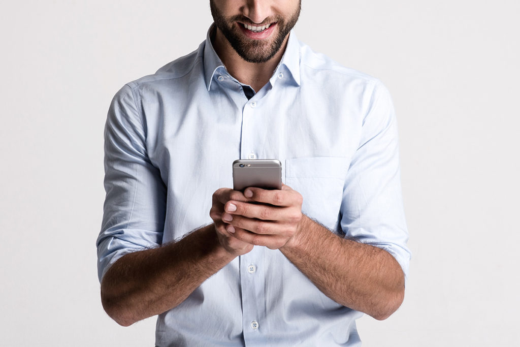 Mann mit Smartphone